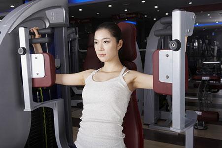 健身房运动，年轻人简单时尚的瘦身方法 图