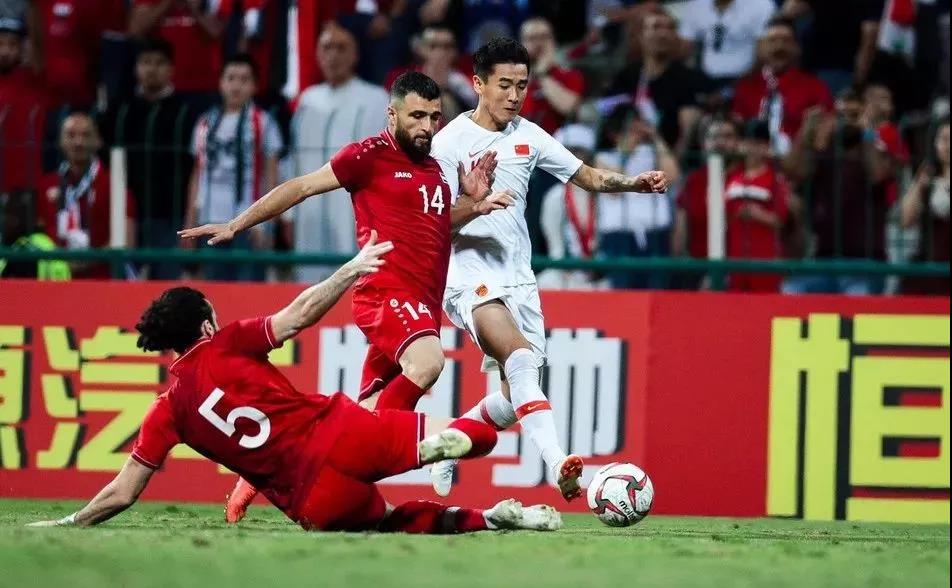 当中国男足脱掉上衣，你就知道他们为何难以崛起？！