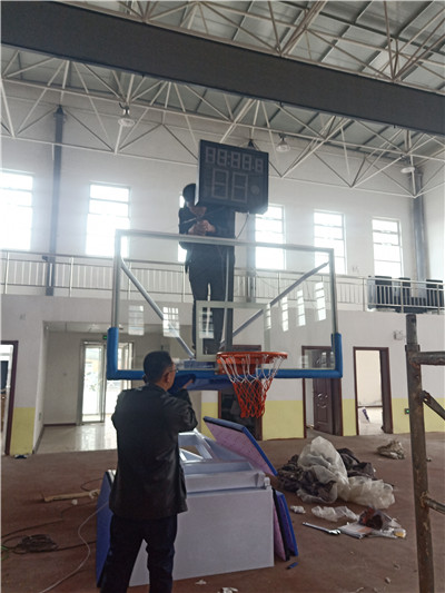 山西高义钢铁安装室内超豪华电动液压篮球架现场 山西高义钢铁安装室内超豪华电动液压篮球架现场
