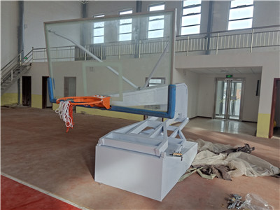 山西高义钢铁安装室内超豪华电动液压篮球架现场 山西高义钢铁安装室内超豪华电动液压篮球架现场