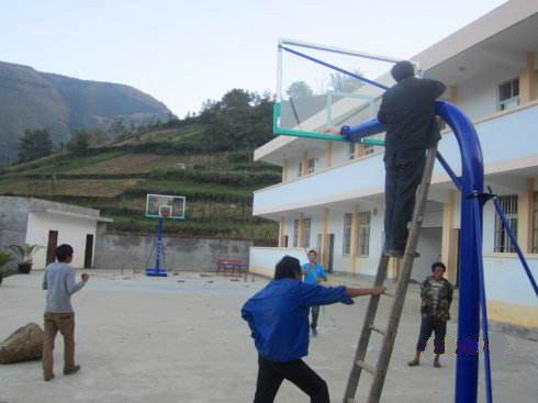 学校安装箱式圆管篮球架现场图1