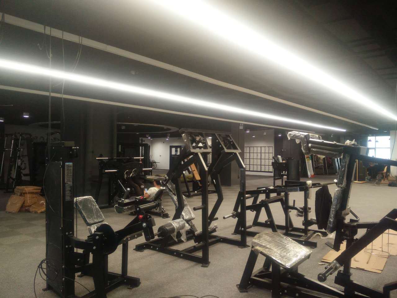 下单软件二三头肌是健身器材中器材的一款，根据坐着器械座之上调节弯举的沙袋绑腿净重，