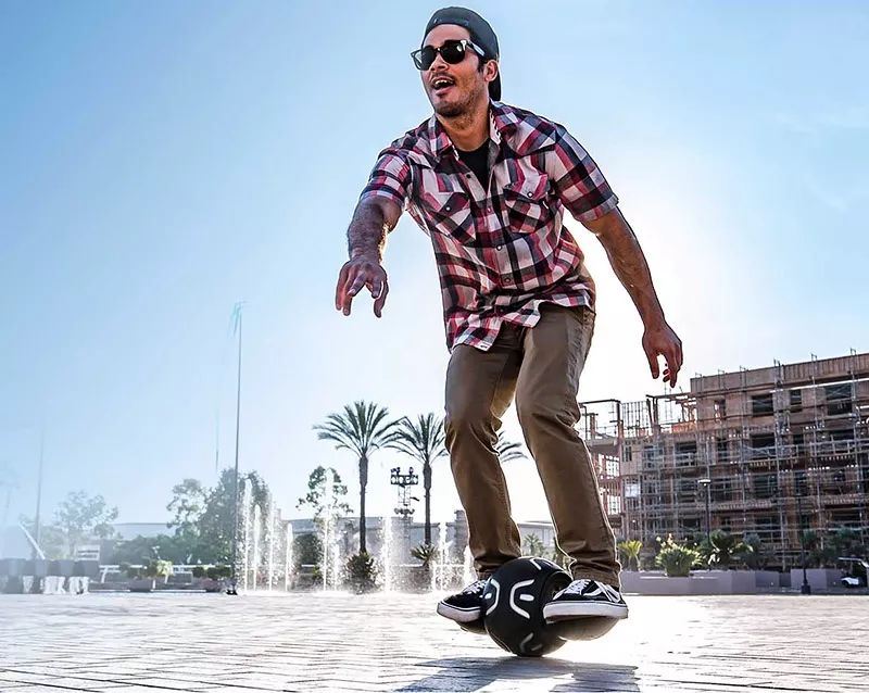 因为鄙视市面上所有的平衡车,他们特地造了个&ldquo;球&rdquo;~!图1