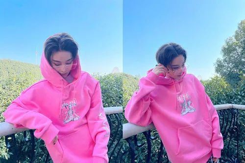 张馨予下稻田当&ldquo;农妇&rdquo;,穿毛线裙雨靴体验乡间风情,腿上图1