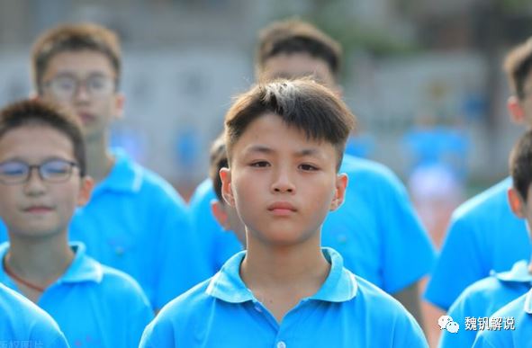 初中生发型有&ldquo;新规&rdquo;,男生发型有军人风范,女生理完头发图1