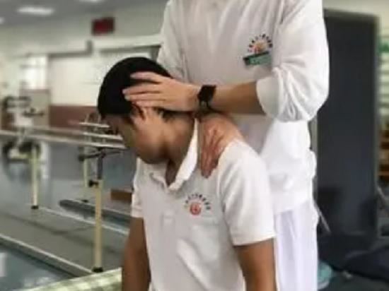 颈椎的手法拉伸 颈椎的手法拉伸