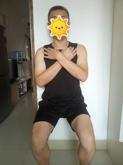 靠墙静蹲训练 靠墙静蹲训练