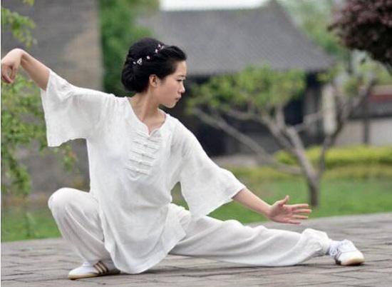 太极“仆步”动作如何才能做标准？(王力宏 开房照)图1