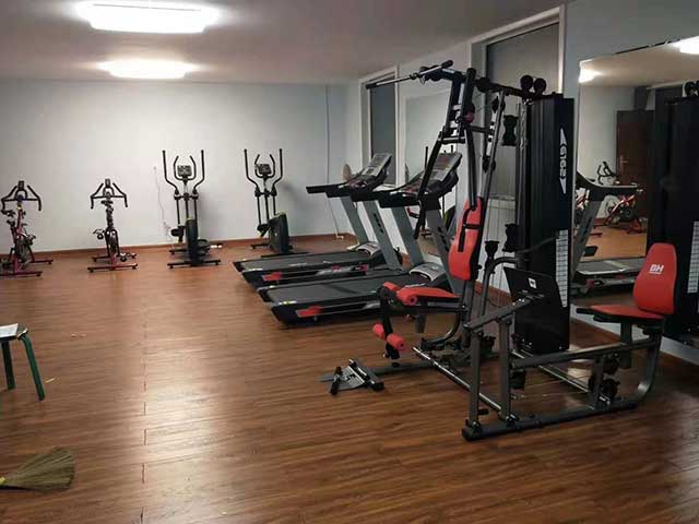 健身室健身器材有哪些？小型健身房器材配置！(健身房健身图1