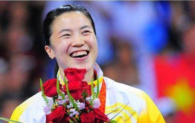 奥运冠军王楠女儿天赋高！仅4岁球技惊艳不输妈，刚比球桌图1