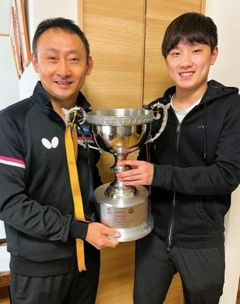 张本智和回国成英雄！日媒盛赞19岁王牌 跟父亲共举奖杯图1