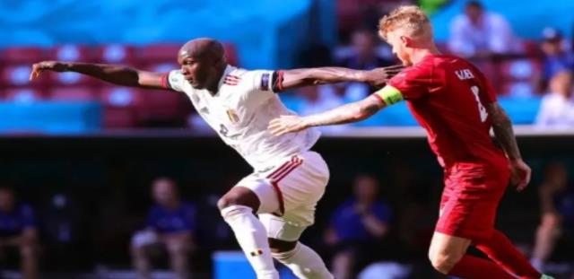 丹麦国家足球队队服(白色、红色和黑色)(丹麦的球衣颜色)图1