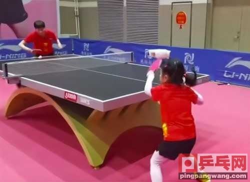 王楠指导女儿训练不断鼓励！遭老公吐槽，王曼昱当陪练超