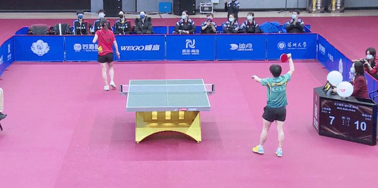 主导的！孙颖莎变身削球手，边路太萌：她打暖手+反手领先图1