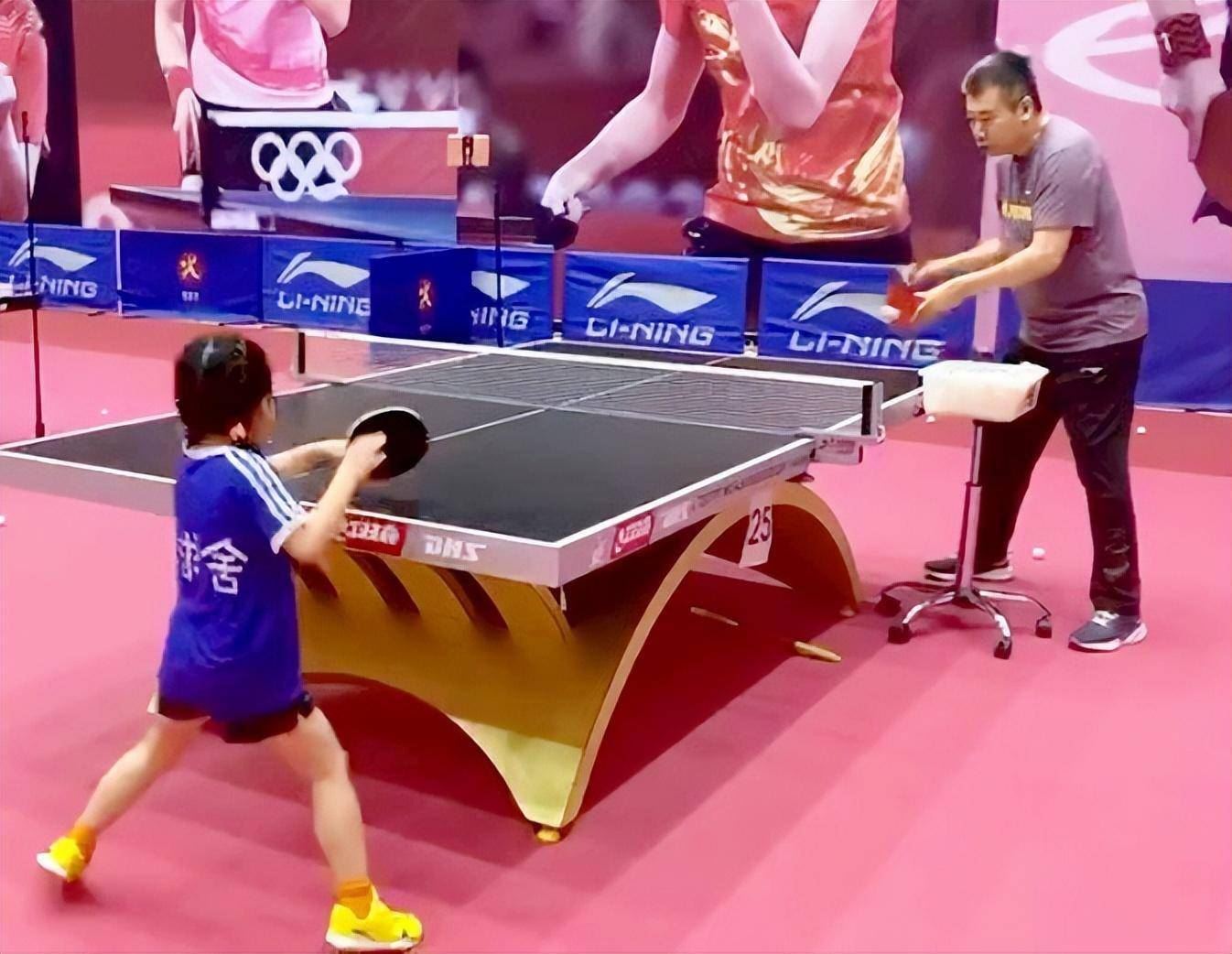 国乒主帅亲自陪练！李隼给王楠女儿训练多球，大满贯教父图1