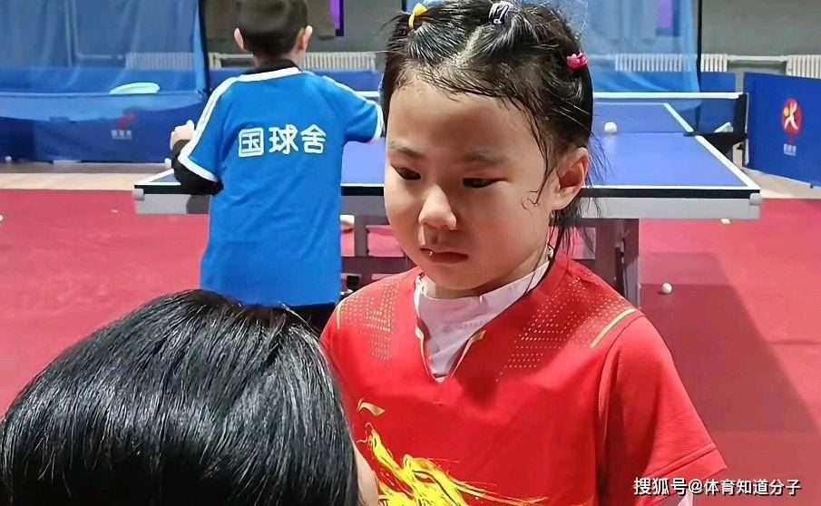 哭得梨花带雨！王楠6岁女儿受委屈放声痛哭，王楠使出妙计图1