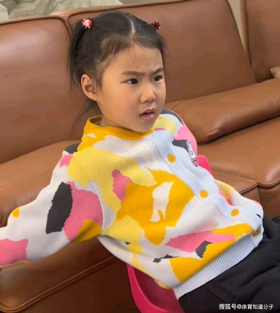 每日上半天课却考高分！王楠女儿是小学霸，富豪老爸把女