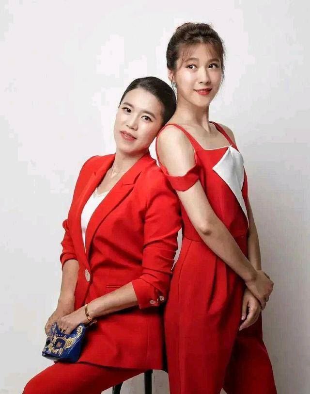 44岁王楠拍摄时尚大片！国乒天后一身鲜红色尽显霸气，网图1