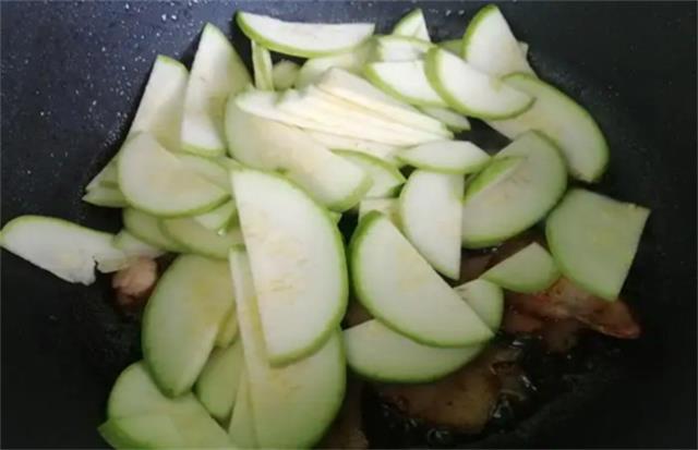 西葫芦炒肉怎么做