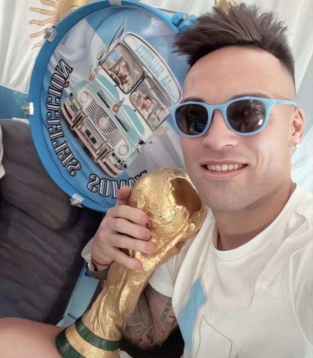 英雄凯旋！劳塔罗返乡庆祝世界杯夺冠，10万人高喊名字，