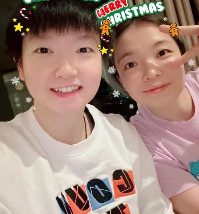 友谊万岁！孙颖莎陈清晨梦幻联手，握拍不对打羽毛球！