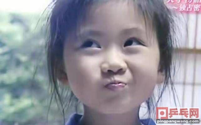 真贴心！福原爱给妈妈做特殊乒乓球台，妈妈坐轮椅就能打图1