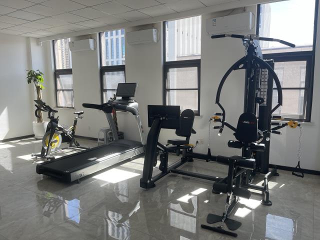 健身房有什么器材？健身房健身器材配置方案！(健身房健身图1