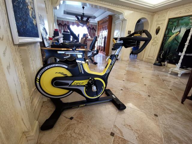 动感单车VS跑步机，哪个减肥效果好？(动感单车跟跑步机哪