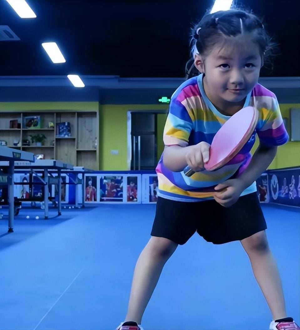 山东乒乓神童神似福原爱,5岁获全国少儿总冠军，与张继科图1