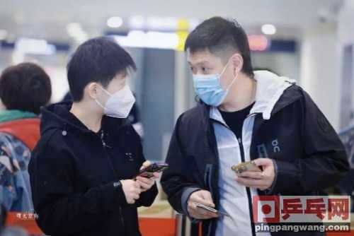 邱贻可迎38岁生日收花束！孙颖莎打军体拳格外吸睛，师徒图1