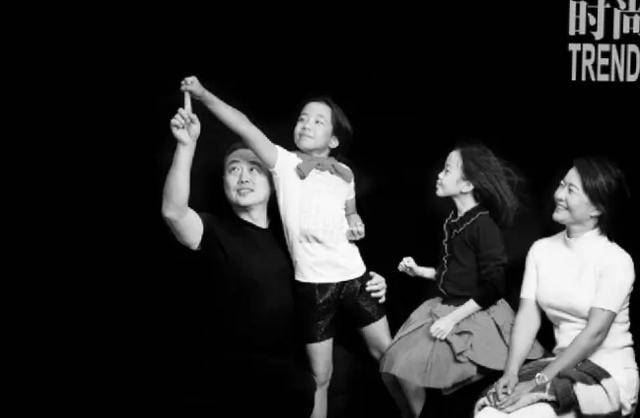 刘国梁一家四口齐出动，拍摄大片超温馨，双胞胎女儿青春图1