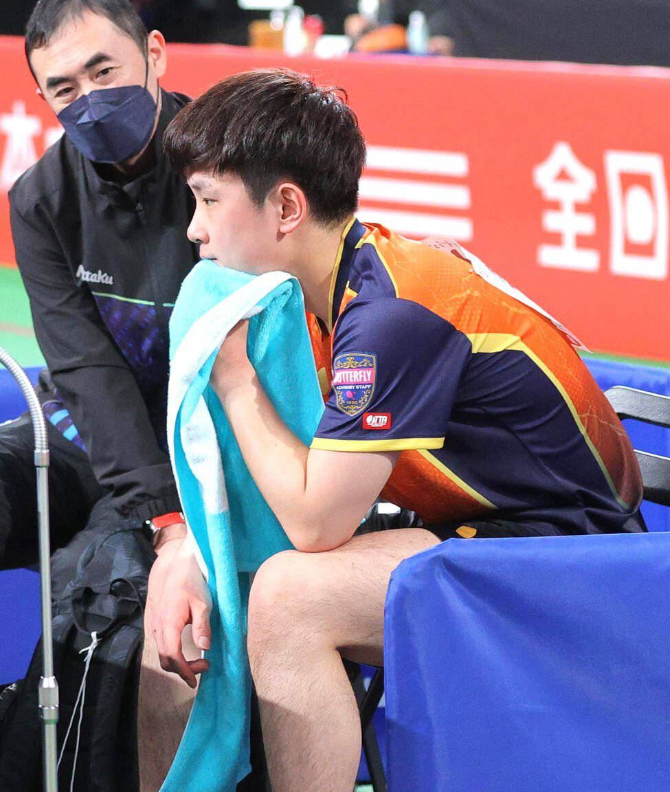 张本智和输球后发声！坦言与中国教练商量错误战术，自嘲图1