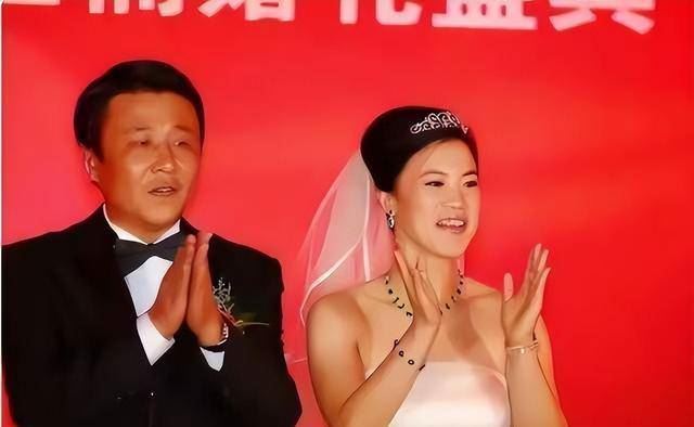 王楠送女儿上学！学费1年20万，读贵族学校，百万豪车接送图1