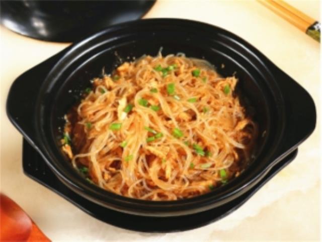 经典小吃，蟹肉炒粉丝这样制作(怎么炒蟹粉及蟹肉)图1