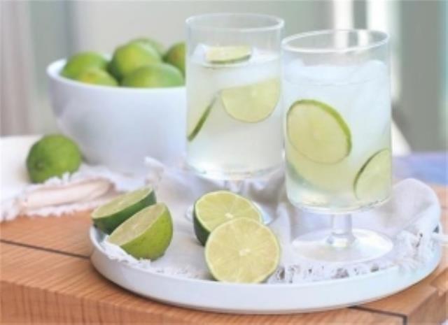 柠檬水口感清爽营养丰富，科学饮用的方法(柠檬水的功效与图1