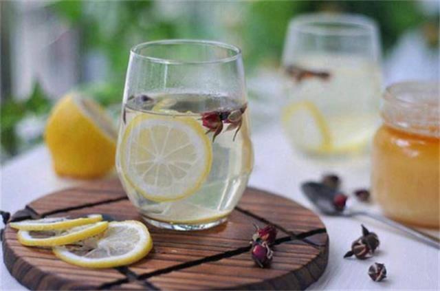 柠檬水口感清爽营养丰富，科学饮用的方法