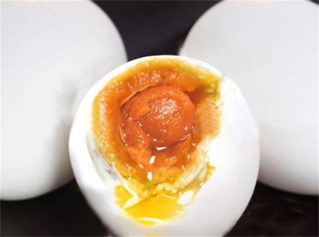 咸蛋为何多用鸭蛋去制作呢？(咸蛋为什么用鸭蛋不用鸡蛋)