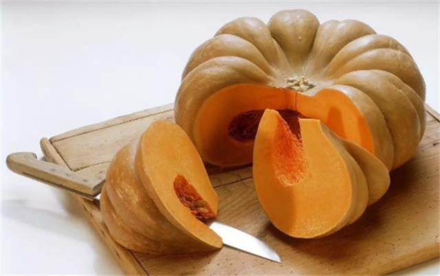南瓜皮厚又硬不好去皮，教你好方法