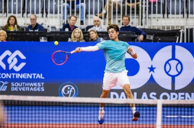 救4赛点大逆转！吴易昺2-1掀翻美国大炮，首夺巡回赛男单