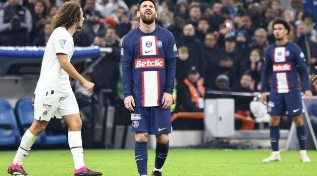 梅西在想什么？这个球都能打飞？ (梅西打篮球还是足球?)图1