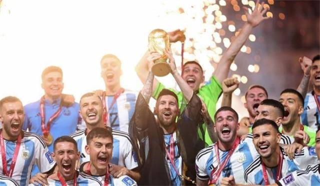 梅西主场秀世界杯奖杯？巴黎球星反对：他第一年踢得太烂图1