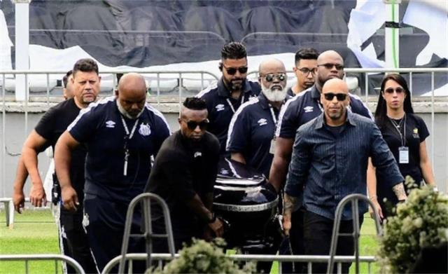 贝利遗体告别仪式开始，全世界送别球王(贝利晚年)