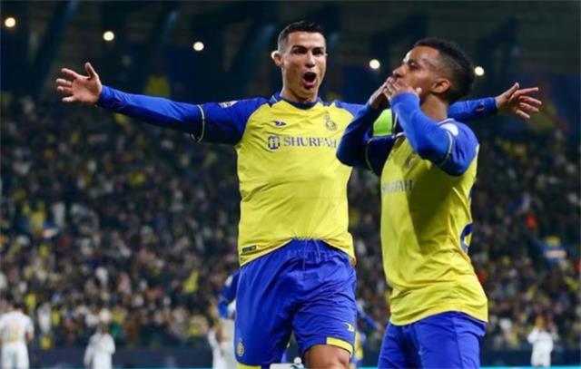 C罗的杰作：当场摆腿，在30米处精准直击子弹，全队欢呼，