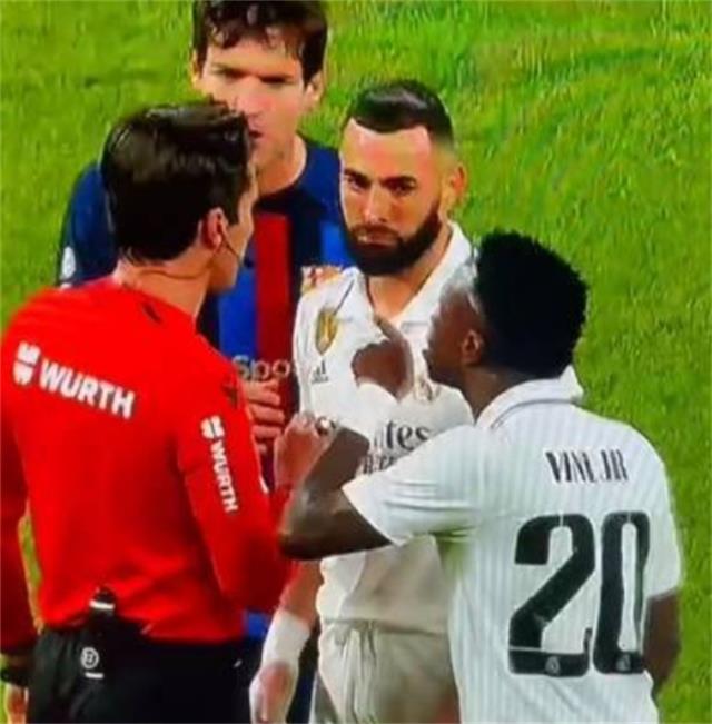 国王杯半决赛首回合：维尼修斯肉搏德容，不满判罚向主裁图1