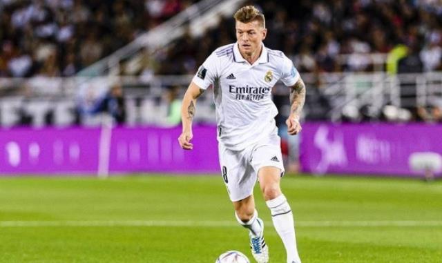 克罗斯对皇马球衣立领设计不满意：穿起来很不舒服！(克罗