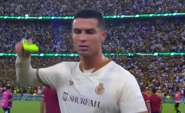 ?c罗为什么怒踢水瓶？