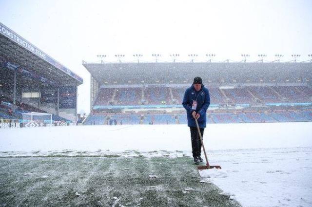 风暴袭击！英国多地遭受大雪和冰冻，多场英超比赛或面临图1
