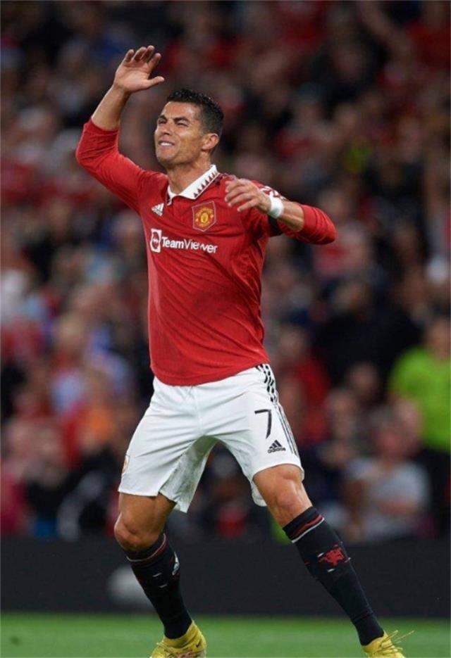 007！C罗遭嘲讽 欧联都不进球还想踢欧冠？梅西8场造10球图1