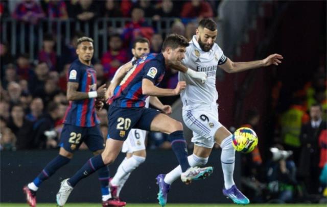 巴萨历史性百胜皇马，罗贝托绝平绝杀，成为巴萨国家德比图1