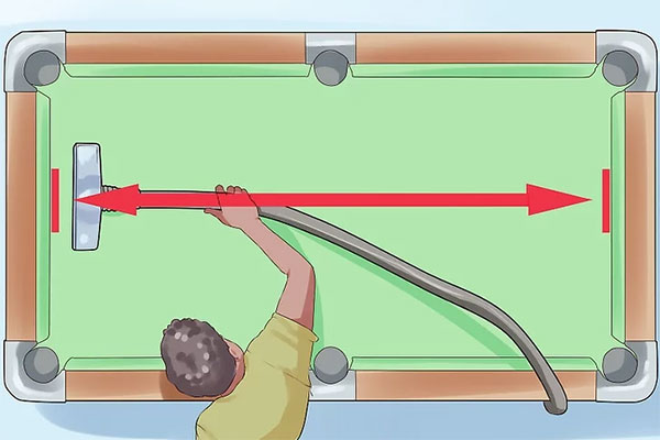 对整个桌子进行吸尘。